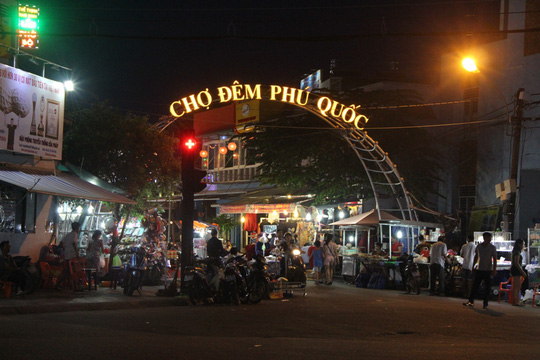 Ch&aacute;y kinh ho&agrave;ng ở chợ đ&ecirc;m Ph&uacute; Quốc - Ảnh 2.