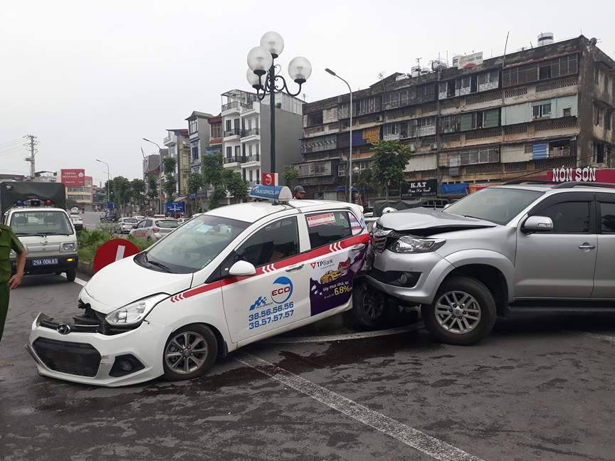 Xe Fortuner "điên" tông hàng loạt ô tô, xe máy, xe đạp điện