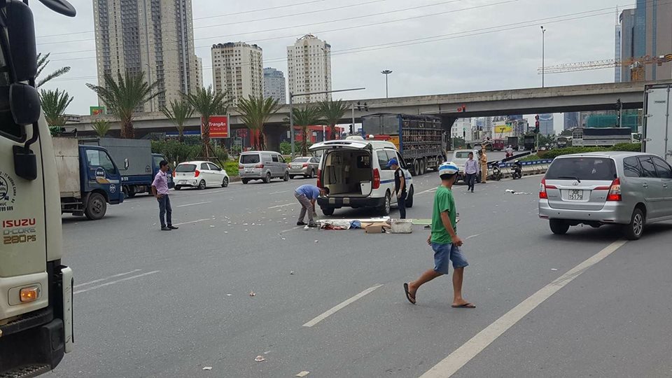 Xe bồn cán qua người, cô gái đi xe đạp điện tử vong