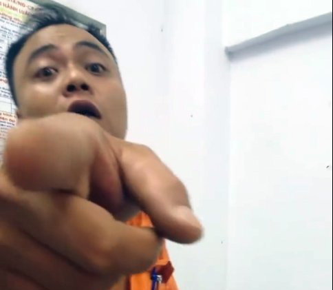 Nhân viên điện lực phanh ngực áo, dọa đánh khách hàng