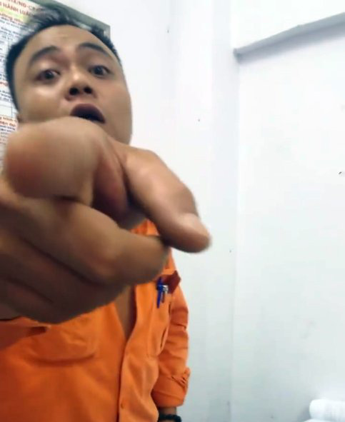 Nhân viên điện lực phanh ngực áo, dọa đánh khách hàng - Ảnh 1.