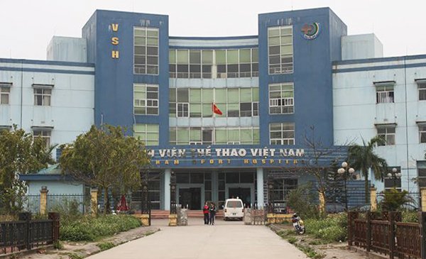 Tới bệnh viện, hành hung, bắt bác sĩ quỳ xin lỗi