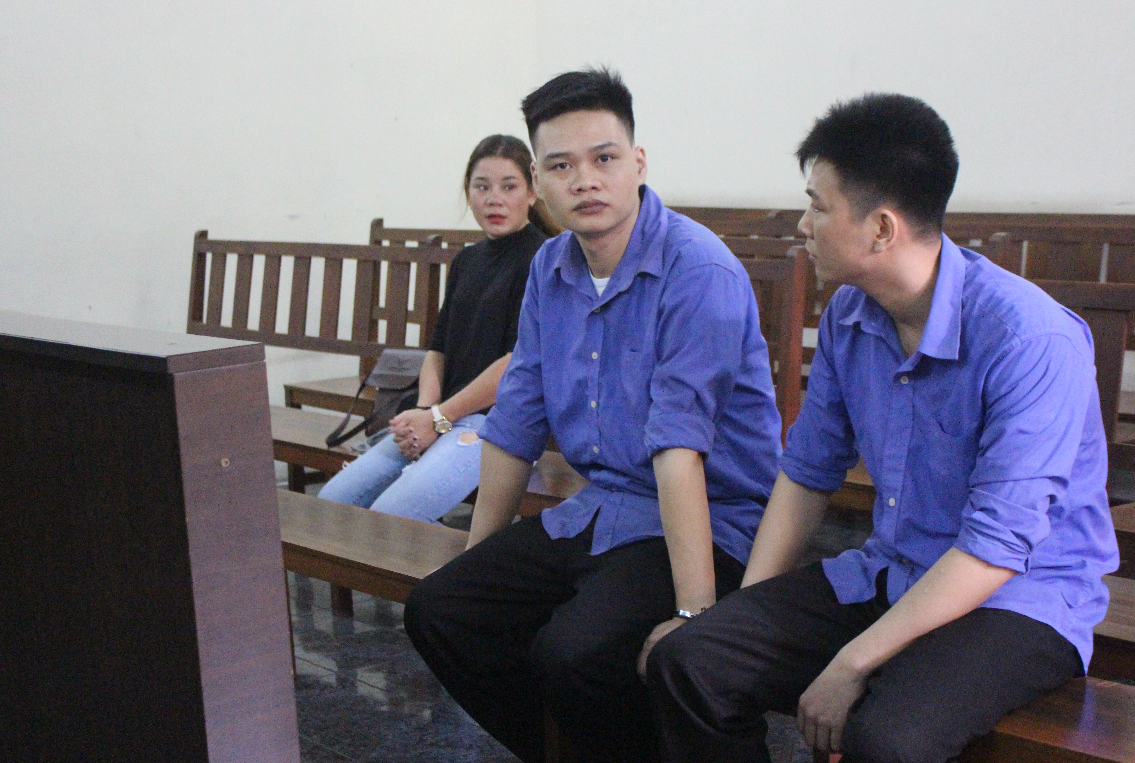 Theo chồng bán ma túy, vợ khóc lóc trước tòa