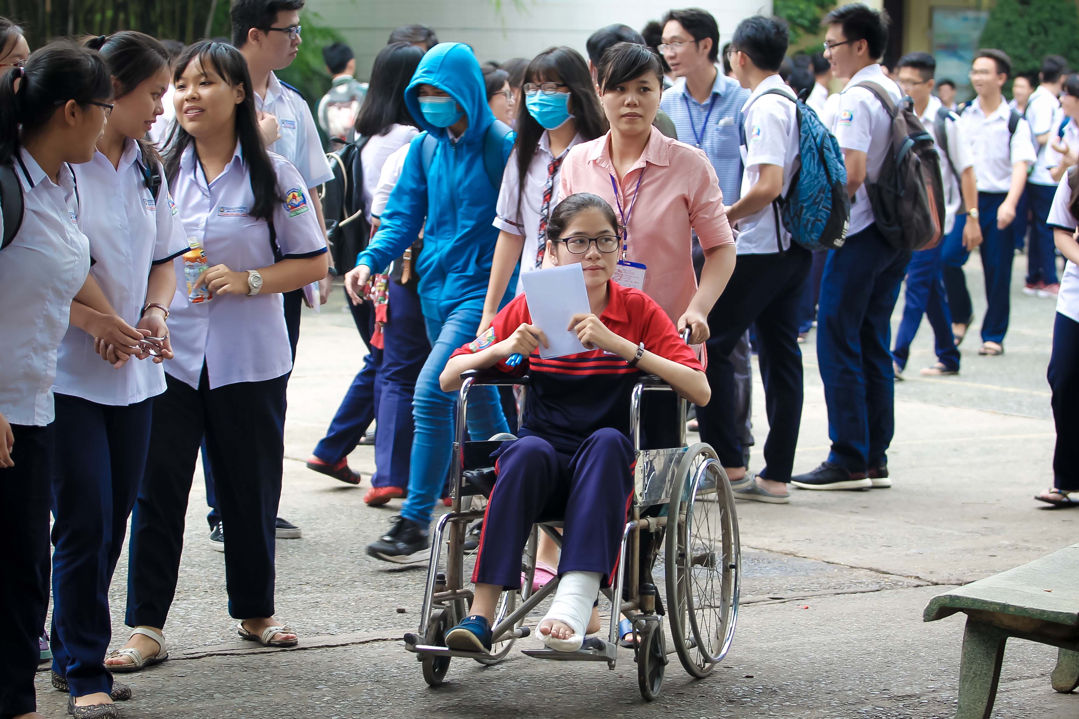 Hai thí sinh bị tai nạn nhưng vẫn quyết tâm thi THPT Quốc gia