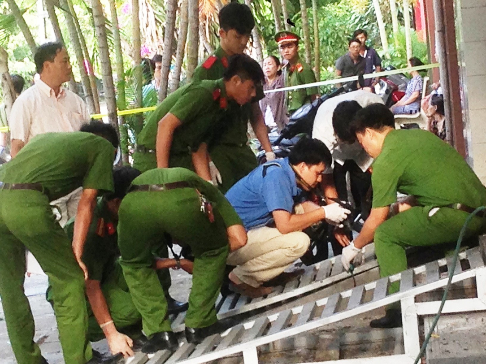 Nghi nổ m&igrave;n trước cửa doanh nghiệp, chủ bị thương nặng - Ảnh 1.