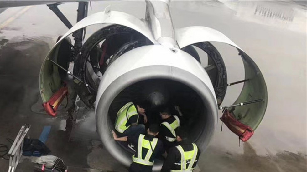 Khách Trung Quốc ném đồng xu vào động cơ máy bay cầu may