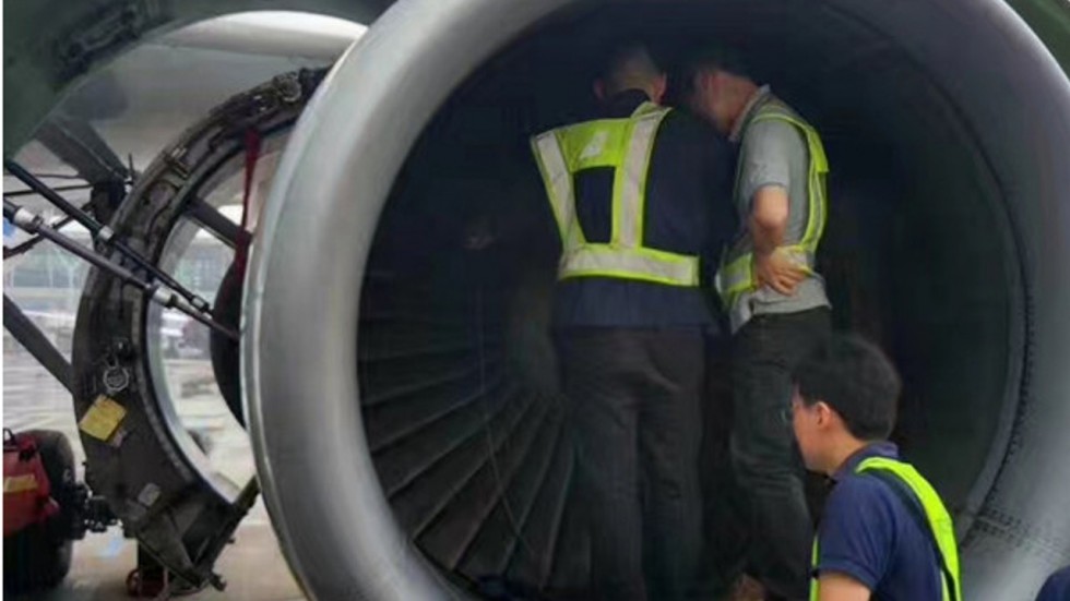 Bà cụ ném đồng xu vào động cơ máy bay không bị phạt