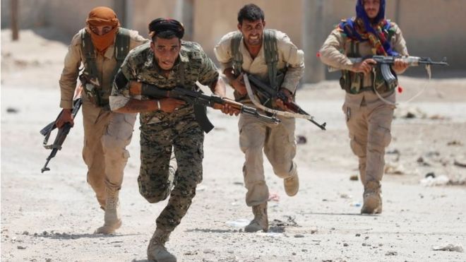 Syria: Xuyên thủng bức tường lịch sử ở thành trì IS