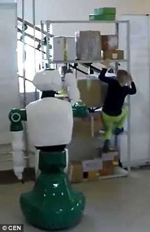 Cận cảnh Robot Nga cứu bé gái dù không được lập trình - Ảnh 2.