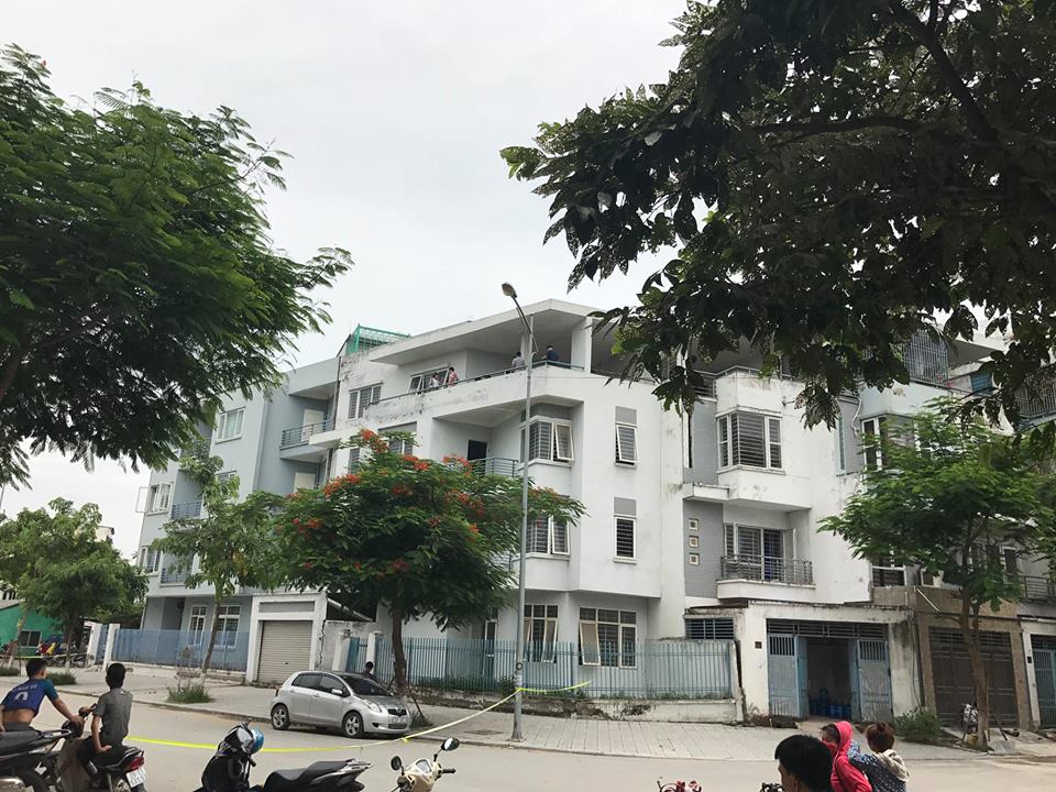 Thi thể đàn ông treo cổ đang phân hủy trong khu đô thị