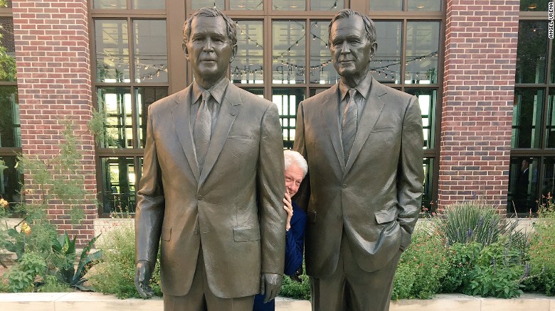Phút "nghịch ngợm" của ông Bill Clinton