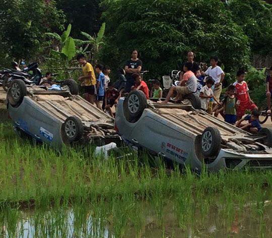 Cùng bạn trai đến đập phá nhà chồng cũ, 2 ô tô bị lật ngửa