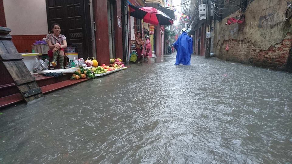 Mưa lớn, d&acirc;n b&igrave; b&otilde;m tr&ecirc;n nhiều tuyến phố  H&agrave; Nội ngập s&acirc;u - Ảnh 2.