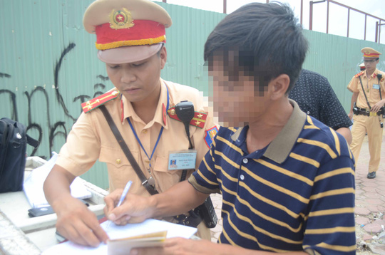 Báo cáo Thủ tướng việc phạt không mang bản chính đăng ký xe