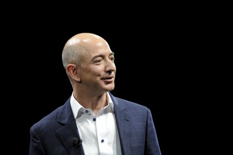 Soán ngôi giàu nhất của Bill Gates, ông chủ Amazon chỉ vui được vài giờ