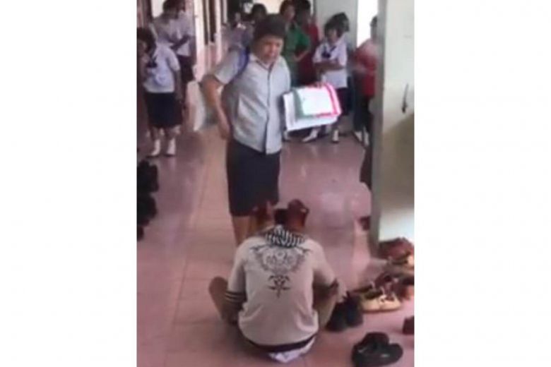 Thái Lan: Giáo viên bắt học sinh lạy giày