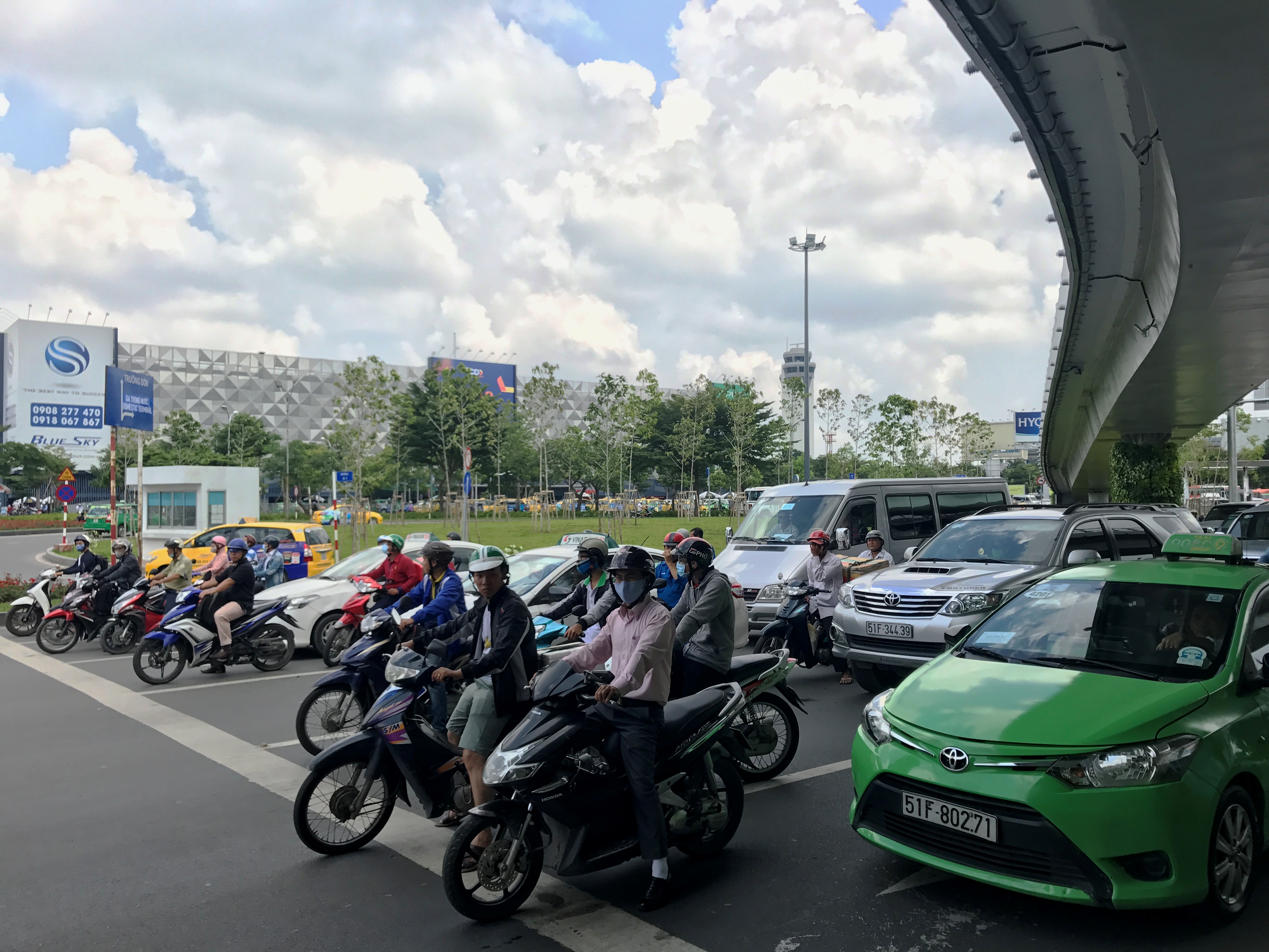 Thử nghiệm giải pháp giảm kẹt xe ở cổng sân bay Tân Sơn Nhất