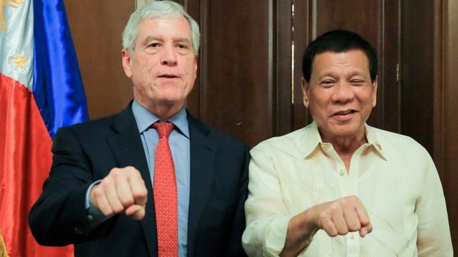Trùm tình báo Úc "khổ" vì nắm đấm cạnh tổng thống Philippines