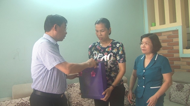 Đi chống dịch sốt xuất huyết, nữ cán bộ y tế bị đánh rách miệng