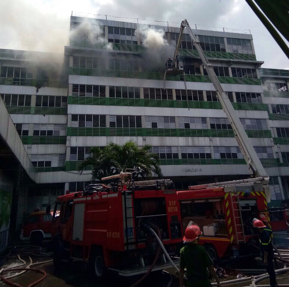 Ch&aacute;y dữ dội ở C&ocirc;ng ty Pou Yuen - Ảnh 1.