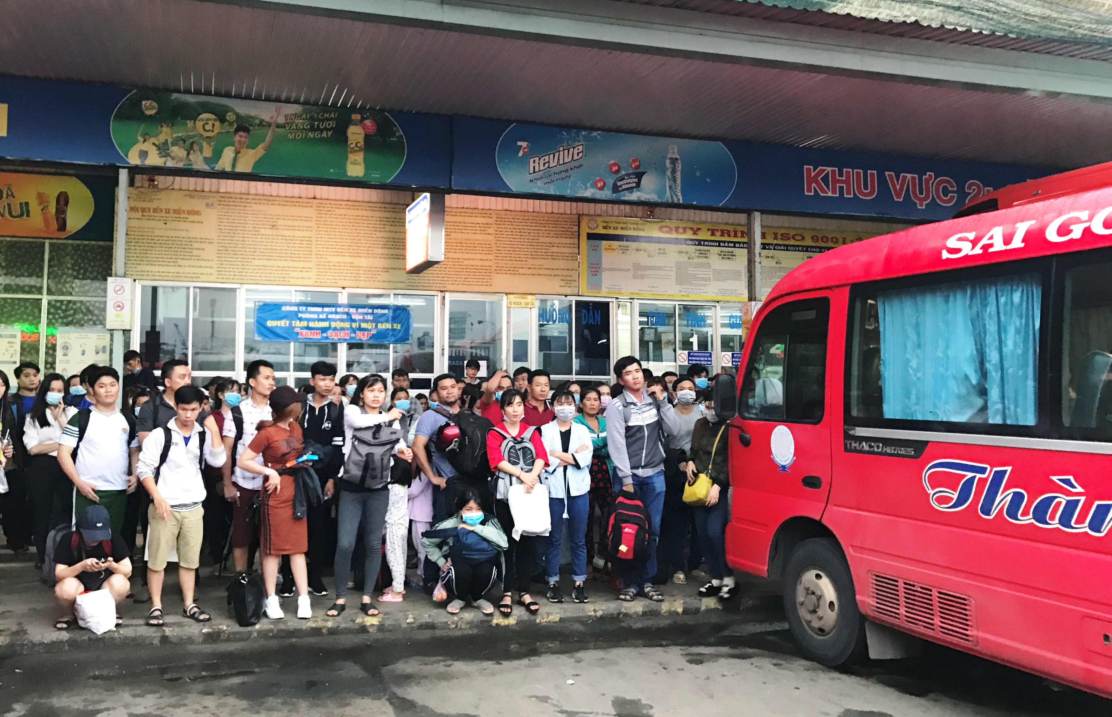 Mướt mồ hôi mua vé xe ngày lễ