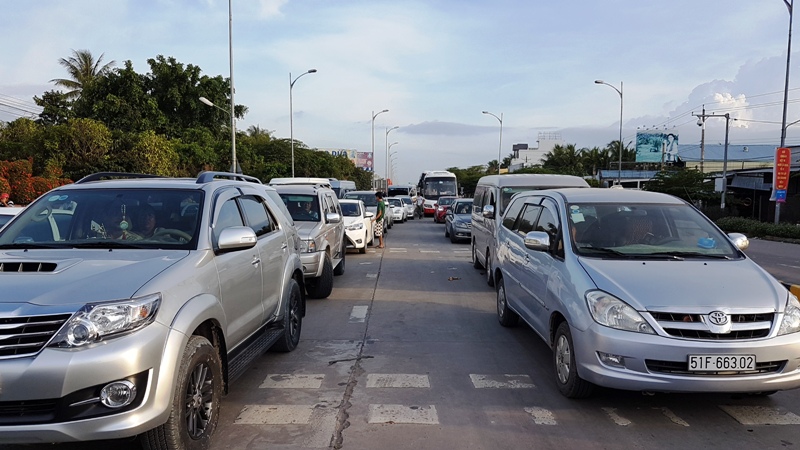 Kẹt xe kinh ho&agrave;ng ở trạm thu ph&iacute; Rạch Miễu - Ảnh 2.