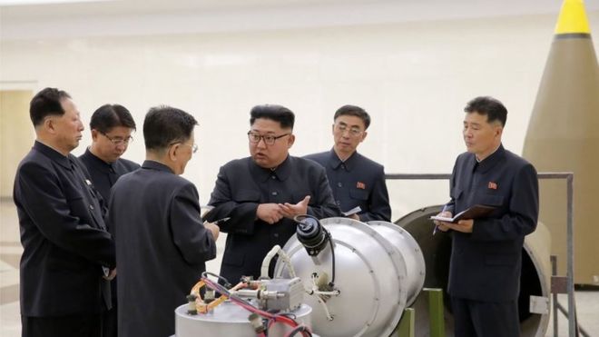 Giải mã bức ảnh ông Kim Jong-un kiểm tra đầu đạn hạt nhân