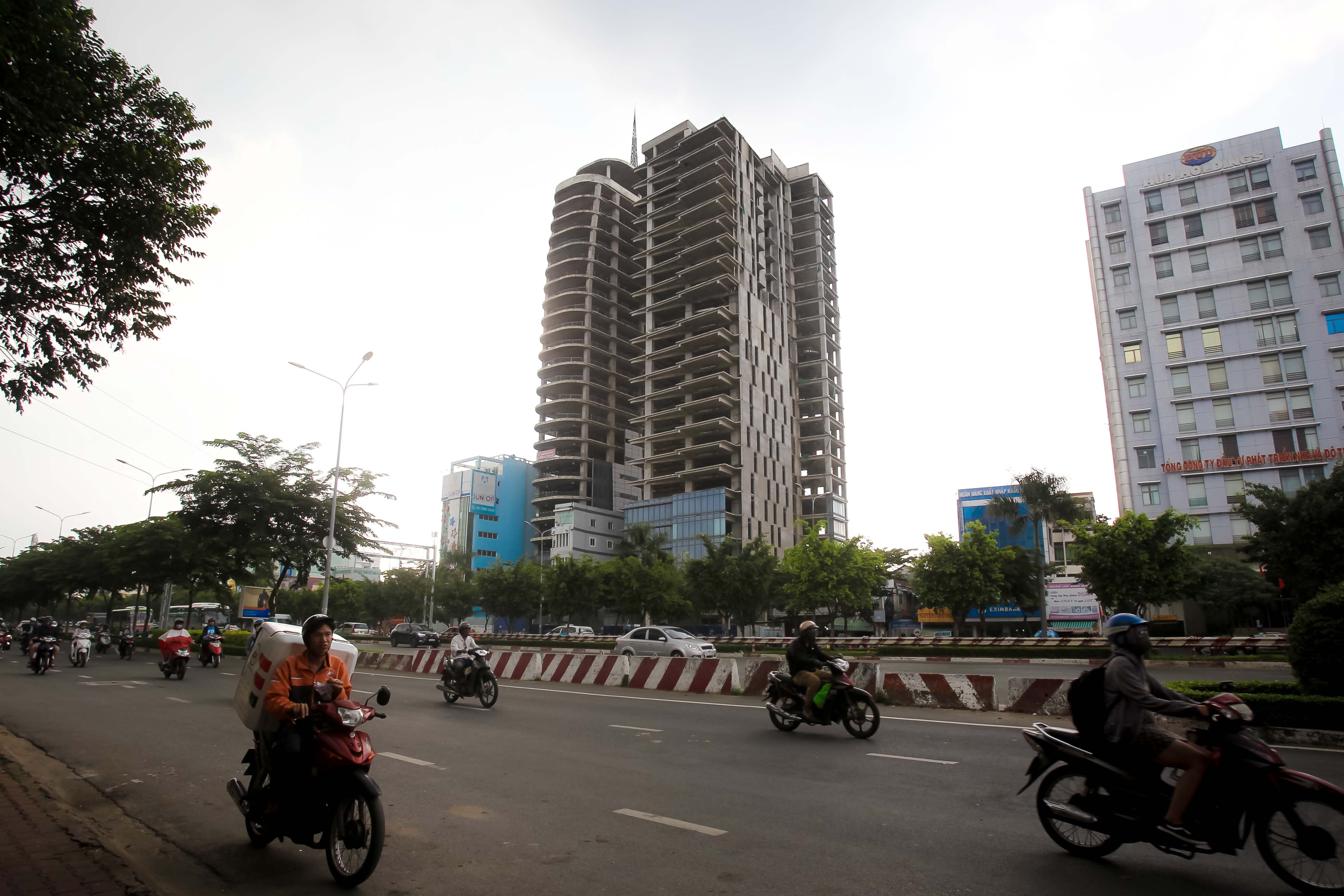 Cận cảnh cao ốc có sân đỗ trực thăng sắp bị đấu giá - Ảnh 1.