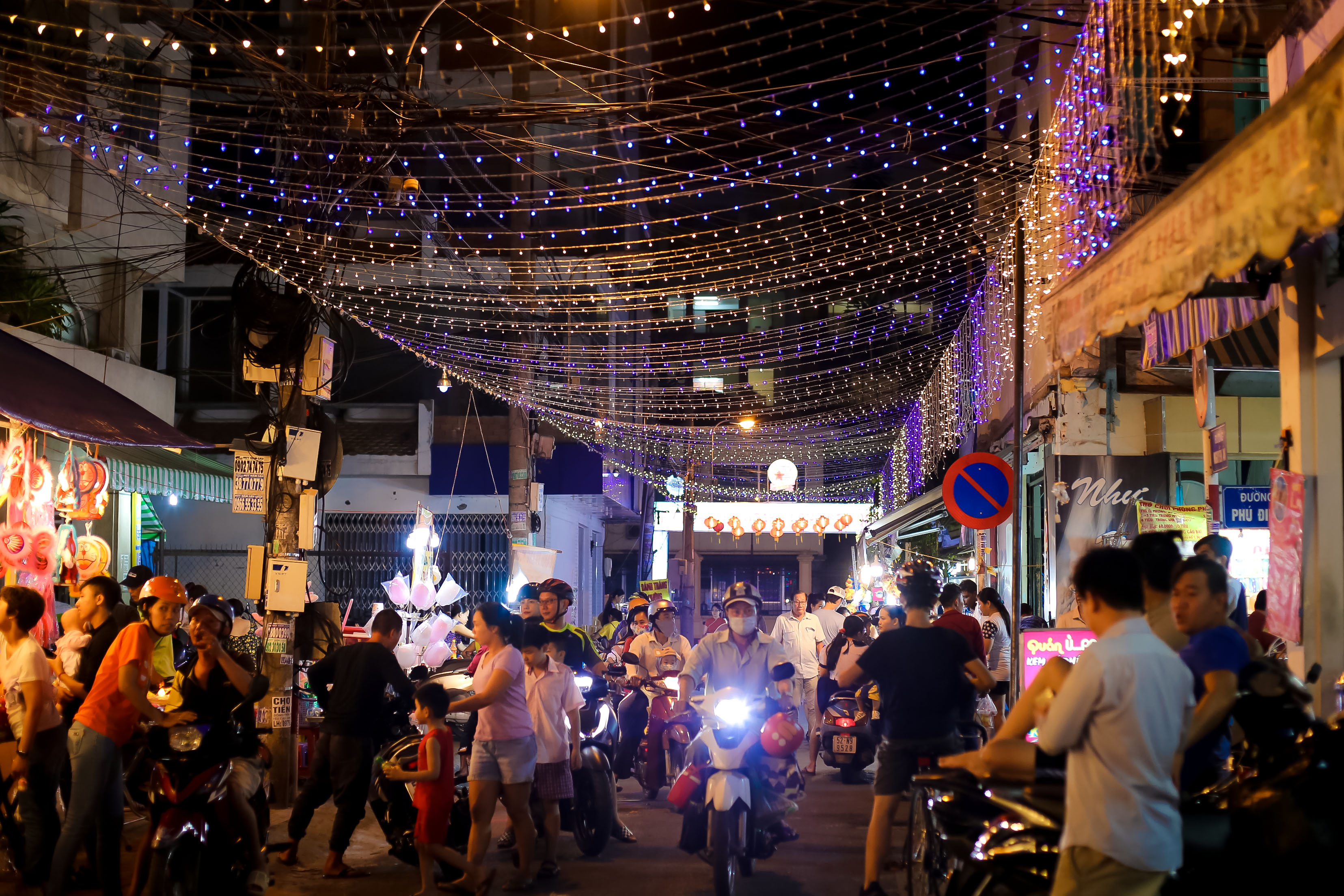 &Ugrave;n &ugrave;n đổ về phố lồng đ&egrave;n Lương Nhữ Học - Ảnh 1.