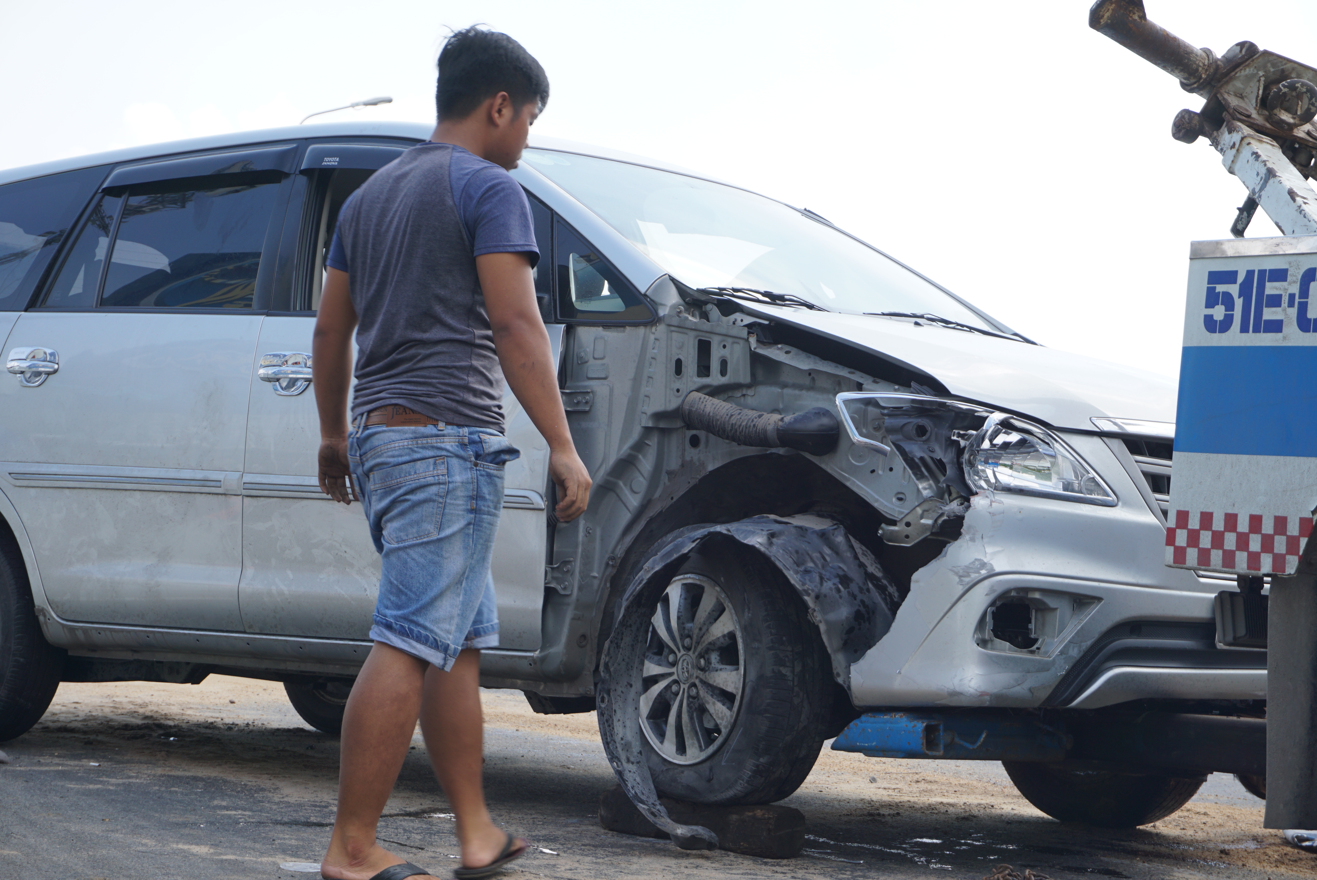 Toyota Innova văng như phim trên cầu Nguyễn Hữu Cảnh