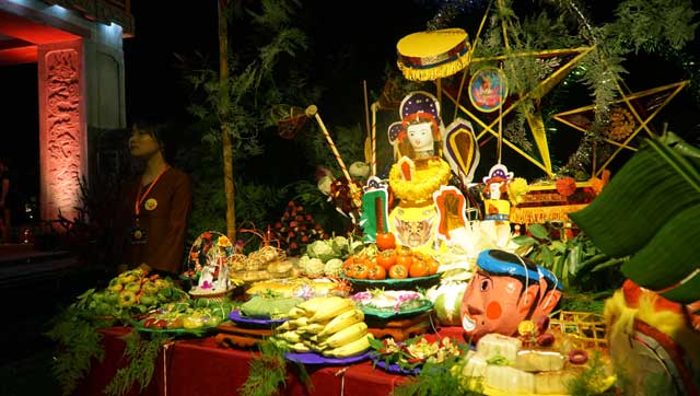 Văn Miếu kho&aacute;c vẻ đẹp huyền ảo trong đ&ecirc;m Thu vọng nguyệt - Ảnh 4.