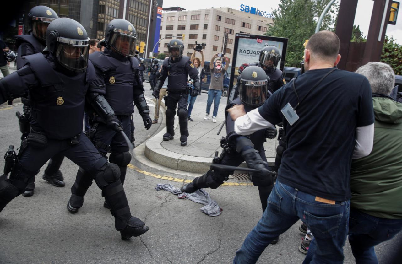 Hơn 840 người bị thương, Catalonia "có quyền độc lập"