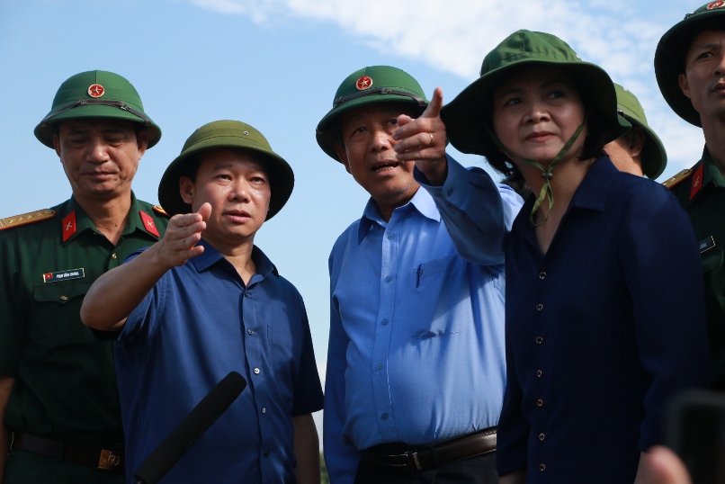 Phó Thủ tướng đề nghị tặng bằng khen phóng viên bị lũ cuốn