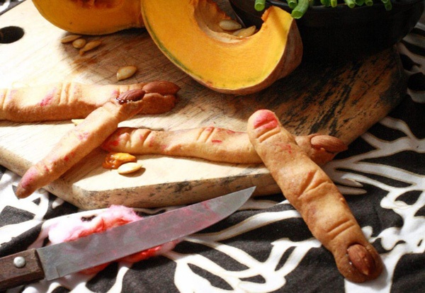 Halloween nh&acirc;m nhi m&oacute;n b&aacute;nh... ng&oacute;n tay vừa ăn vừa mếu - Ảnh 1.