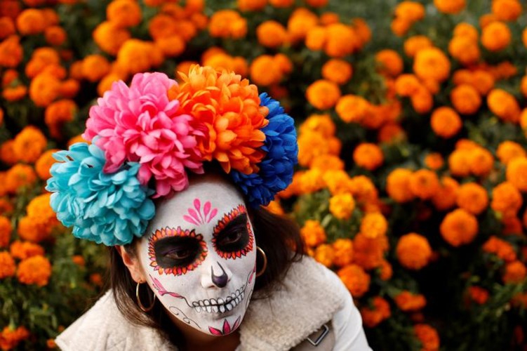 Kinh dị &ldquo;bộ xương&rdquo; diễu h&agrave;nh trong lễ hội người chết ở Mexico - Ảnh 1.
