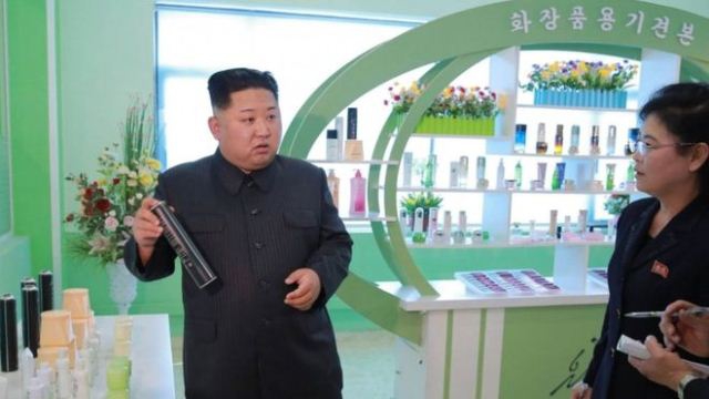 &Ocirc;ng Kim Jong-un tươi cười thăm nh&agrave; m&aacute;y mỹ phẩm c&ugrave;ng vợ - Ảnh 4.
