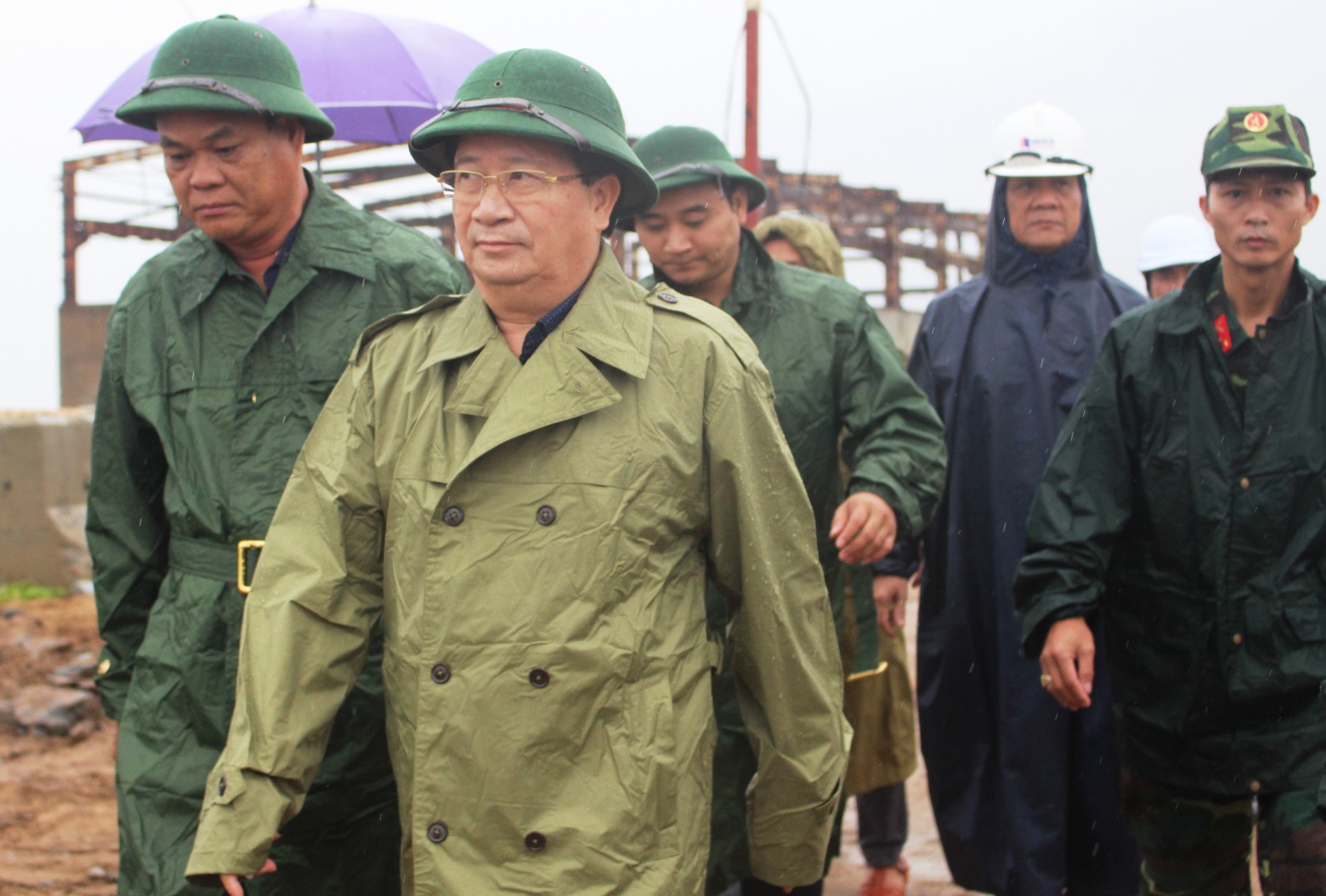 Ph&oacute; Thủ tướng: Kh&ocirc;ng để một người d&acirc;n n&agrave;o gặp nguy hiểm khi b&atilde;o, lũ đến - Ảnh 1.