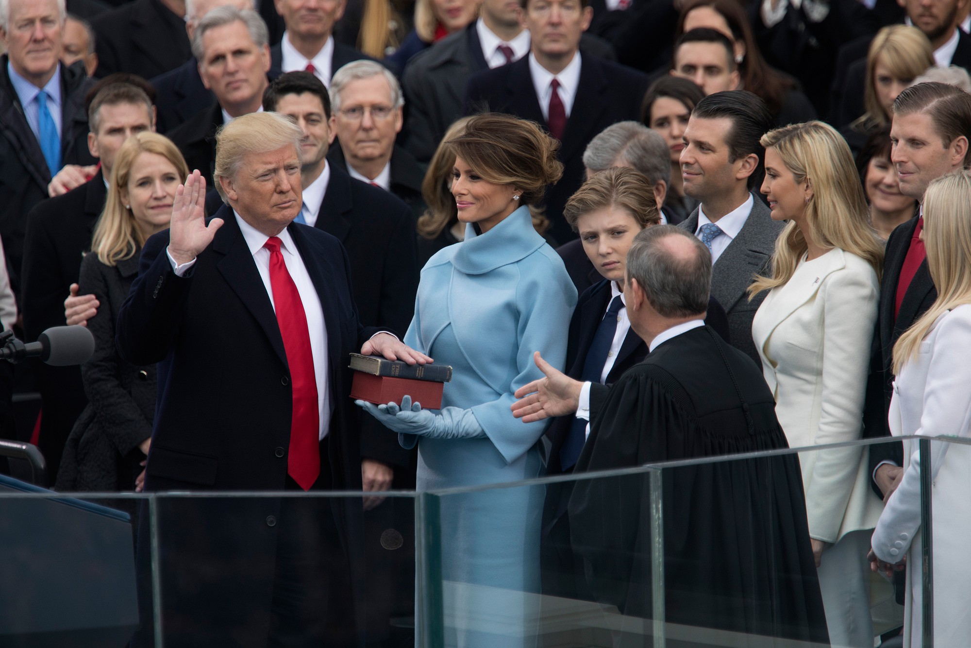 Tranh c&atilde;i về quả b&oacute;ng hạt nh&acirc;n trong tay &ocirc;ng Donald Trump - Ảnh 1.