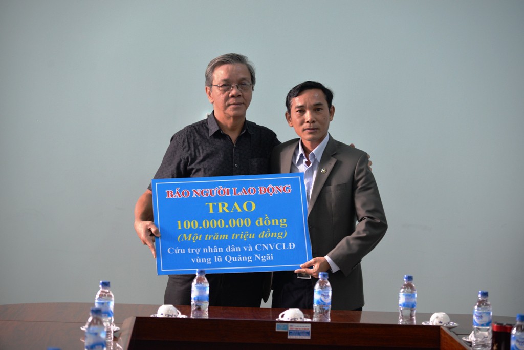 B&aacute;o Người Lao Động vượt đ&ograve; đến với người d&acirc;n v&ugrave;ng lũ Quảng Ng&atilde;i - Ảnh 8.