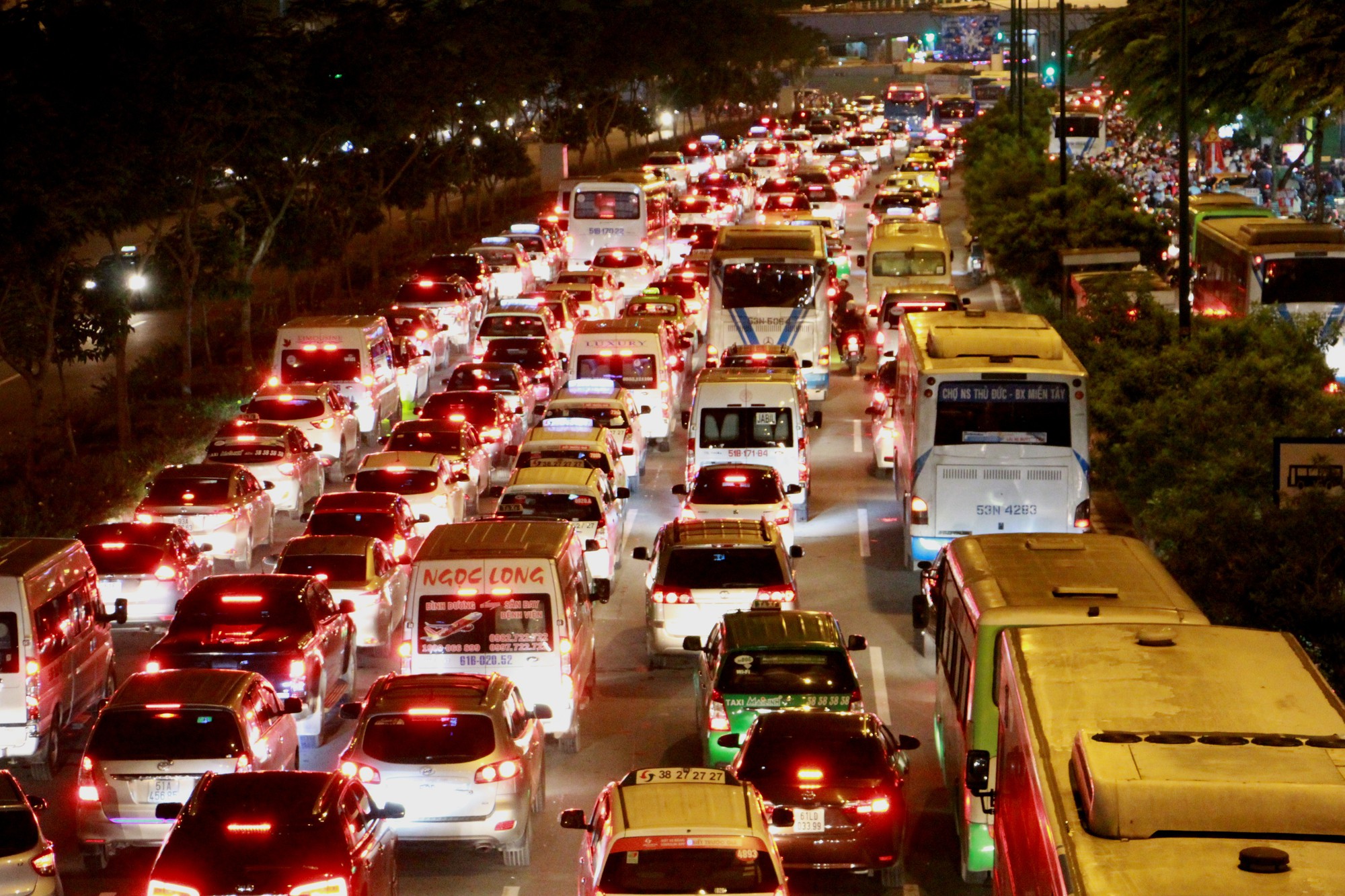Kẹt xe dữ dội trên đường Phạm Văn Đồng tối cuối tuần