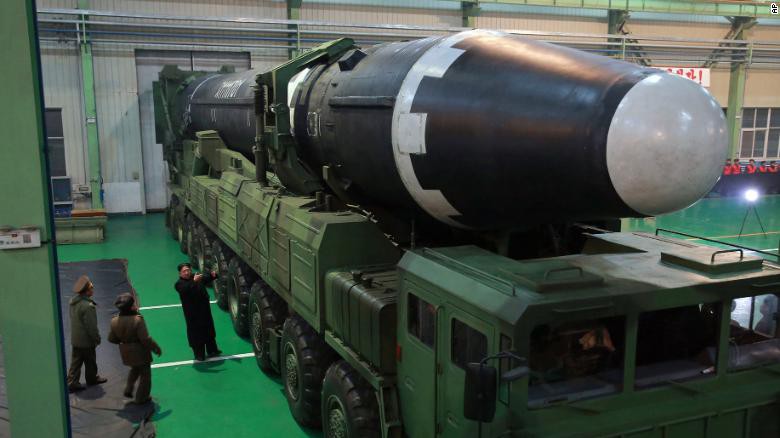 Ông Kim Jong-un xuất hiện tại nhà máy chế tạo bệ phóng tên lửa