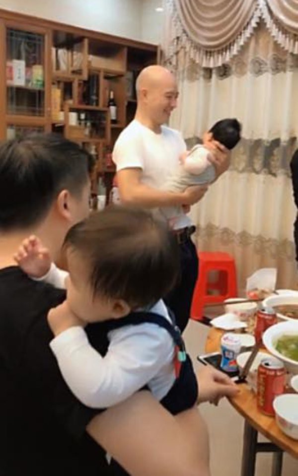 Chuyện lạ: Bố dỗ con nhỏ để mẹ thoải m&aacute;i cụng ly - Ảnh 2.