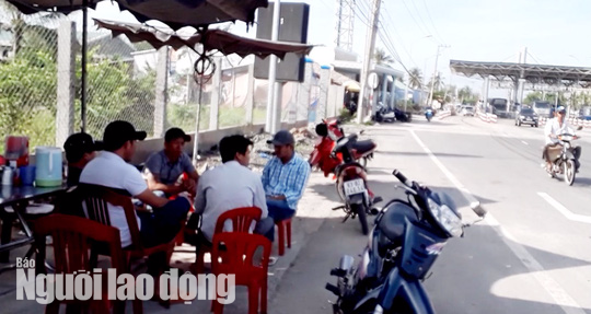Lộ diện kẻ thu&ecirc; c&ocirc;n đồ đe dọa t&agrave;i xế qua BOT Cai Lậy - Ảnh 2.