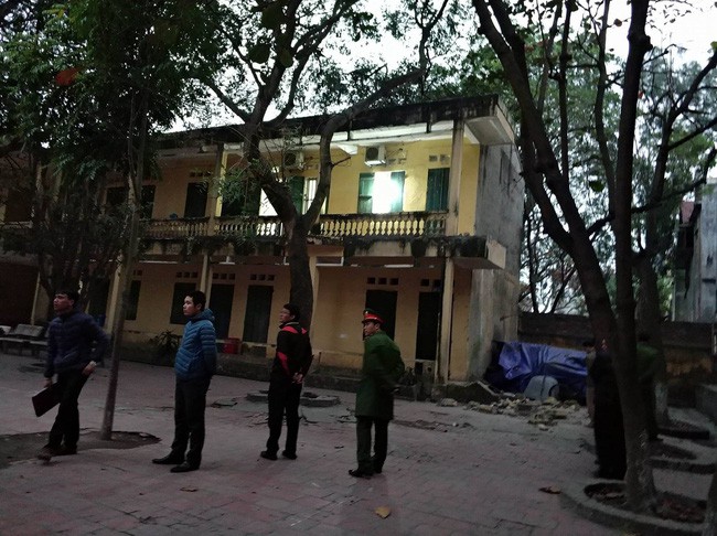 Sập lan can trường tiểu học, 16 học sinh bị thương