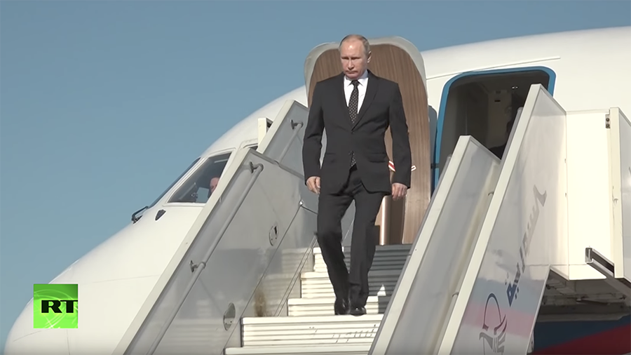 Tổng thống Putin bất ngờ tới Syria, tuyên bố rút quân