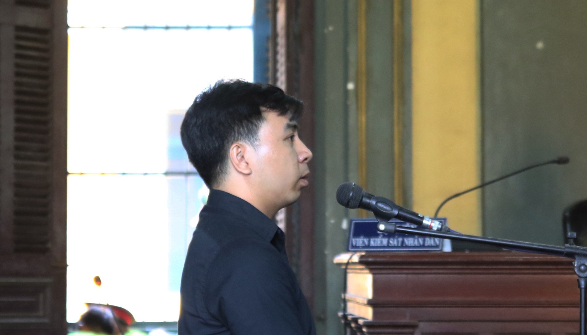 V&igrave; bưng b&agrave;n ghế va quẹt xe, người chết, kẻ bị &aacute;n nặng - Ảnh 1.