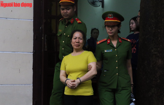Vợ c&aacute;n bộ c&ocirc;ng an lừa chạy việc, chiếm hơn 2 tỉ đồng - Ảnh 1.