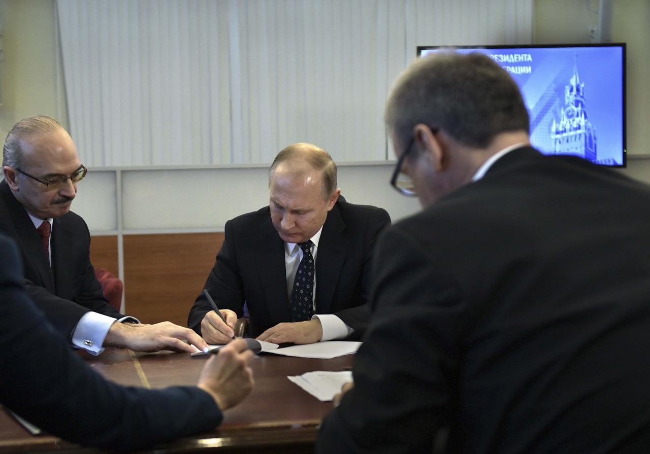 Ông Putin một mình đi nộp hồ sơ tranh cử tổng thống