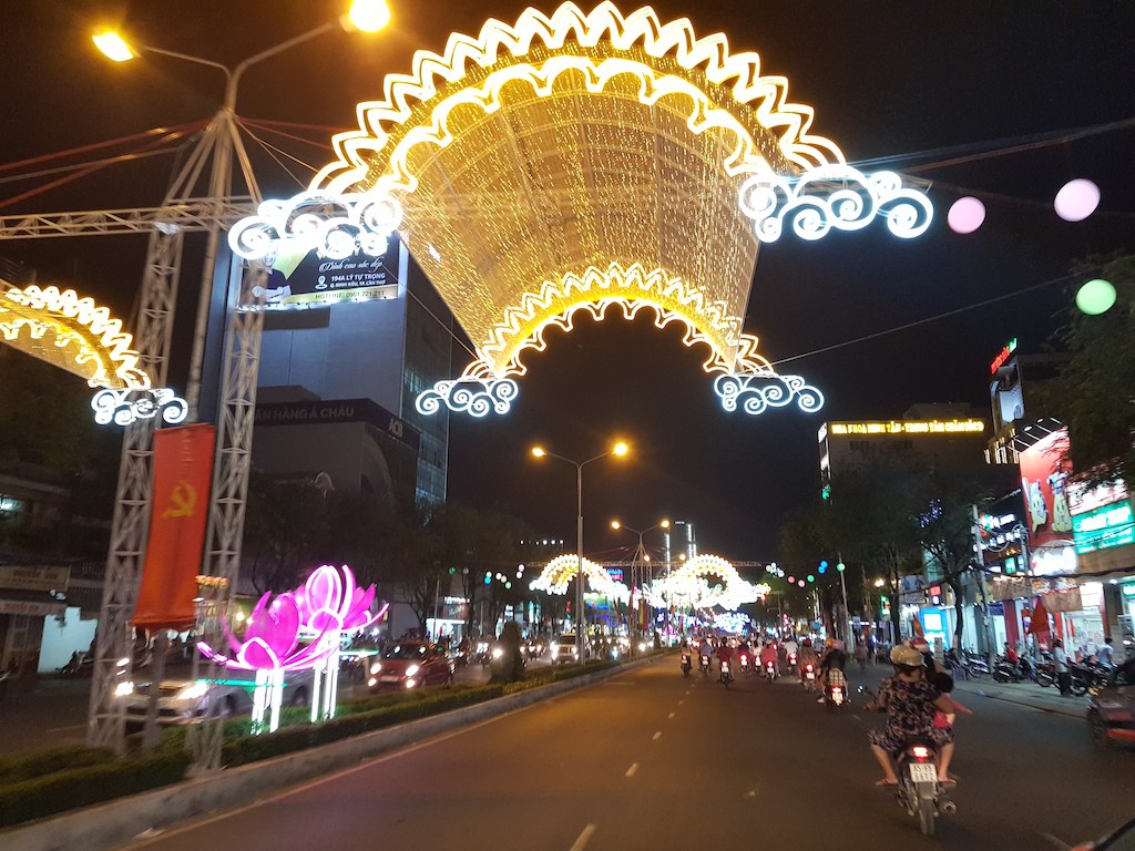 Đường đ&egrave;n nghệ thuật Cần Thơ lung linh trong đ&ecirc;m - Ảnh 2.