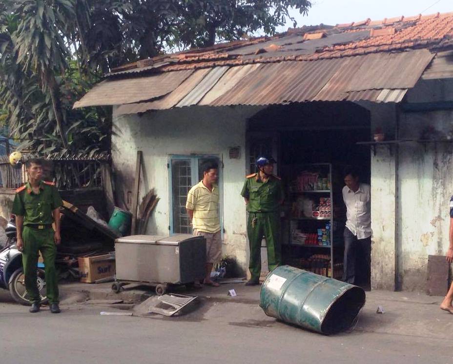 Chiếc thùng phát nổ, văng xa hơn 5 m